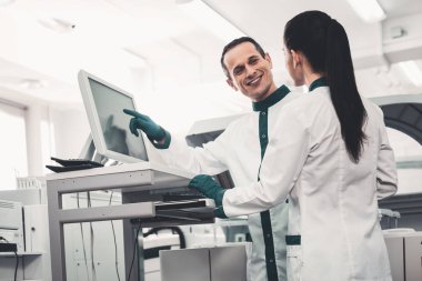 Neşeli doktor asistanı danışmanlık