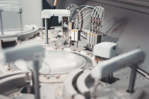 Equipamento de laboratório para a realização de análises — Fotografia de Stock