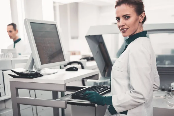 Waist up of skilled research assistant using hospital computer — Stock Photo, Image