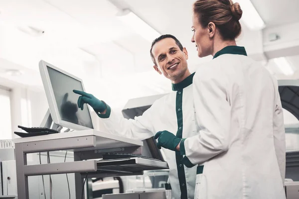 Cintura para arriba de los científicos de laboratorio calificados en el trabajo —  Fotos de Stock