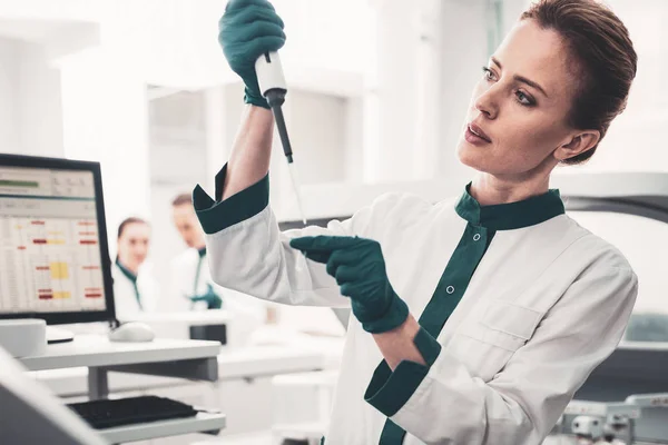 Portrait of concentrated laboratory scientist working with analyses — Stock Photo, Image