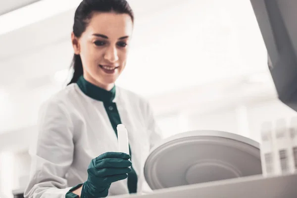 Enfoque selectivo del tubo de ensayo en la mano del asistente de laboratorio — Foto de Stock