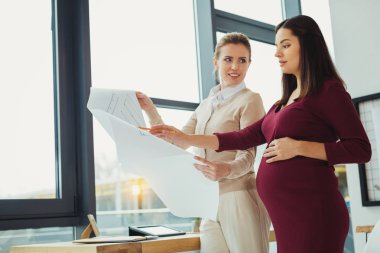 Birlikte ayakta ve düzeni eğitim deneyimli çalışanlar