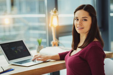 Masada otururken gülümseyen genç yaş