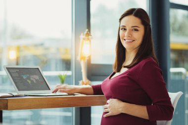 Gülümseyen ve elinde göbek ile oturan mutlu Yöneticisi
