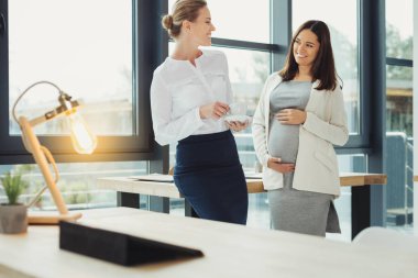 Dostu genç arkadaşları birlikte ayakta ve gülüyor