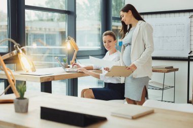 Onun Doğum izni için hazırlarken gülümseyen hamile kadın