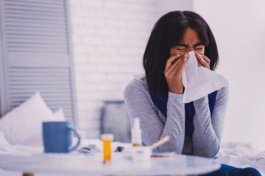 Grip olan hasta genç kadın