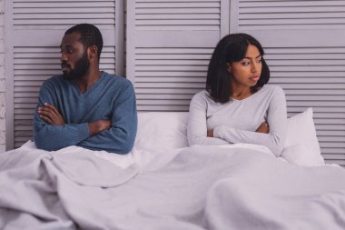 Kafasını çevirerek negatif memnun kadın