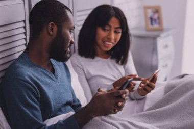 Çekici kadın erkek arkadaşıyla konuşuyor