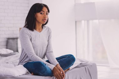 Çekici kadın evde hafta sonu harcama