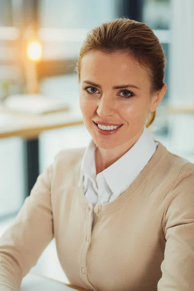 Contador profesional sentado en la mesa y sonriendo — Foto de Stock