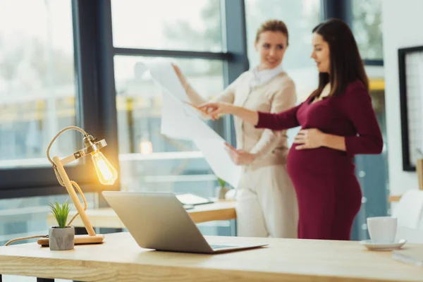 Slimme ingenieurs regelingen te kijken en praten — Stockfoto