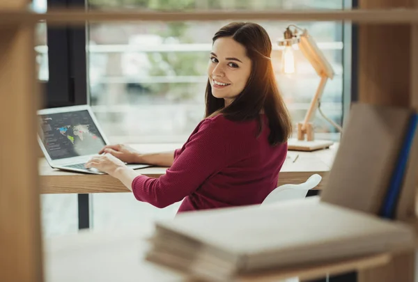 Γραφείο διαχειριστή χαμογελώντας ενώ κάθεται με το laptop της — Φωτογραφία Αρχείου