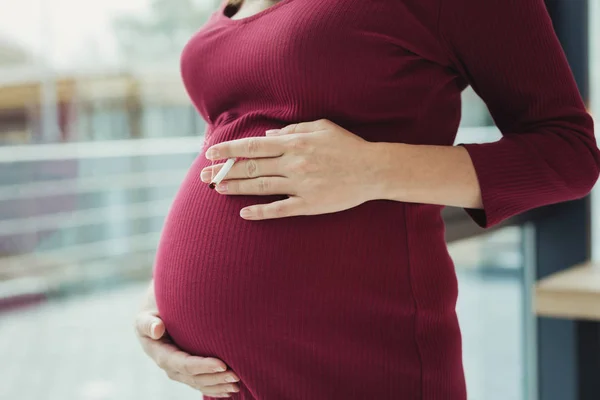 Schwangere raucht und berührt ihren dicken Bauch — Stockfoto