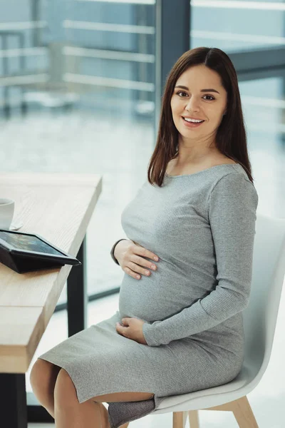 Positive manager smiling and expecting a baby — Stock Photo, Image