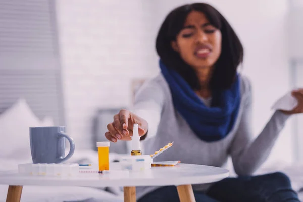 Negativo mujer encantada tomando spray — Foto de Stock