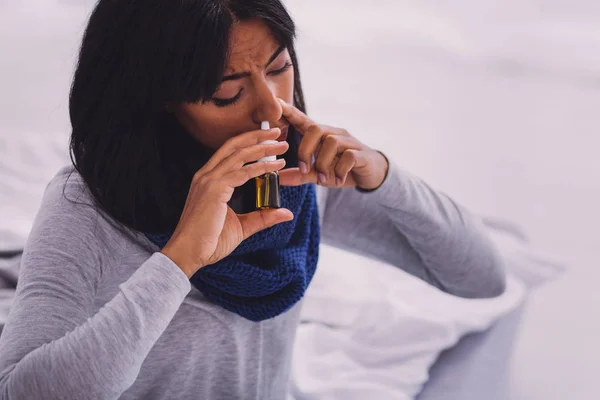 Konzentrierte Brünette gönnt sich selbst — Stockfoto