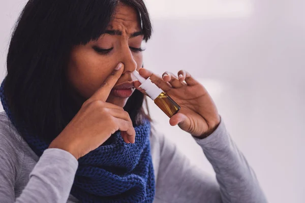 Porträt einer kranken Frau, die die Nase fallen lässt — Stockfoto