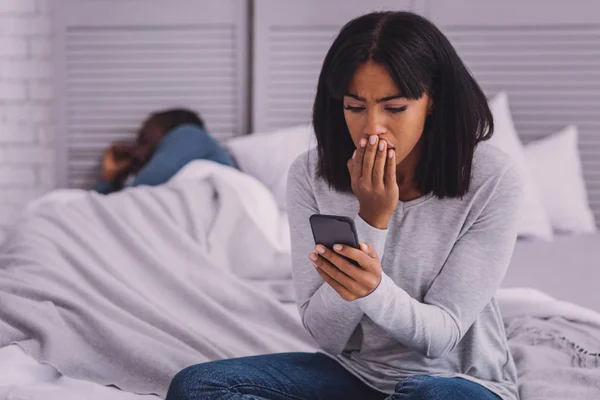 Sorprendida morena leyendo mensaje de ingreso —  Fotos de Stock