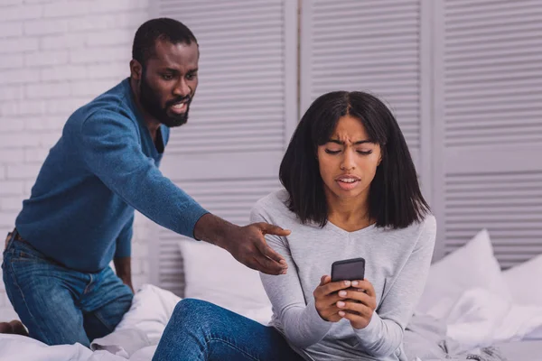 Chica seria leyendo mensajes de ingresos — Foto de Stock