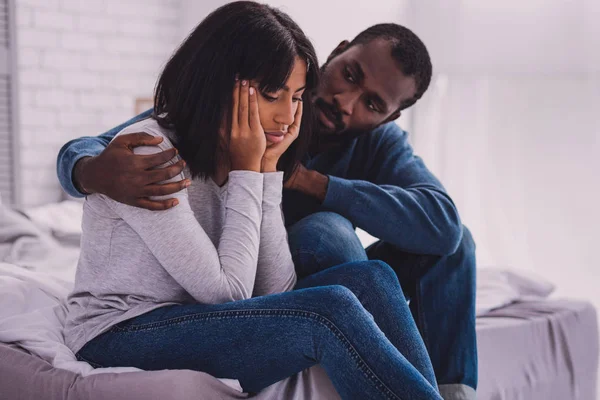 Hombre serio calmando a su novia —  Fotos de Stock