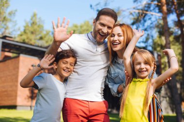 Neşeli aile birlikte vakit