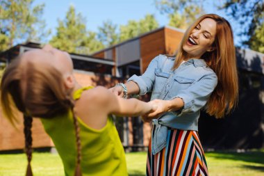 Coşkulu anne ve kızı eğleniyor