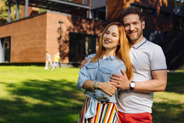 Homem inspirado abraçando sua esposa — Fotografia de Stock