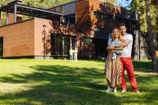 Hombre alerta abrazando a su esposa — Foto de Stock