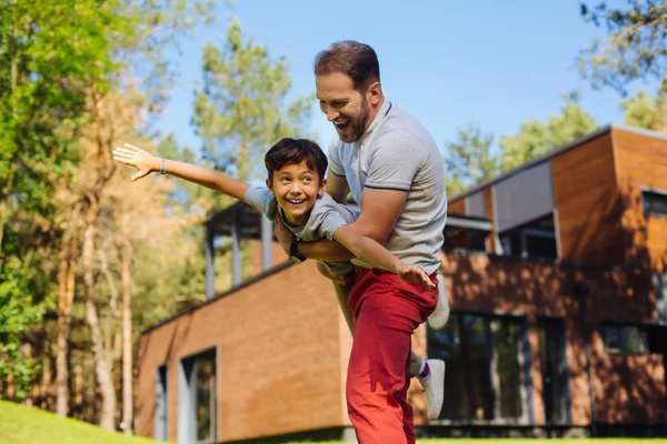 Nöjd pappa umgås med sin son — Stockfoto