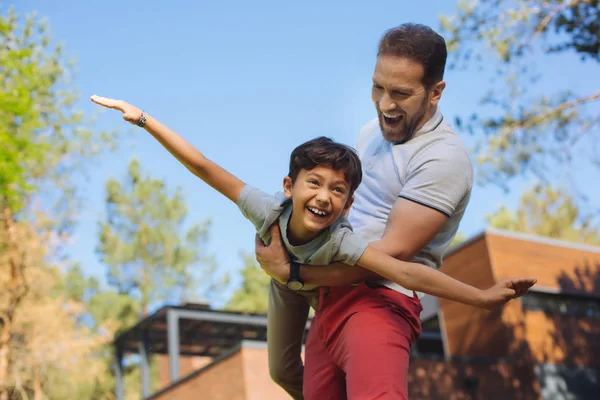 Papi contento pasando tiempo con su hijo —  Fotos de Stock