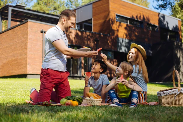 Familia feliz teniendo un picnic juntos — Foto de Stock