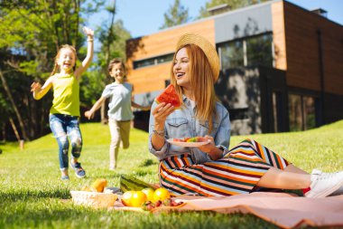 Neşeli anne açık havada rahatlatıcı
