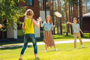 Neşeli aile içinde belgili tanımlık yarda bir oyun oynuyor