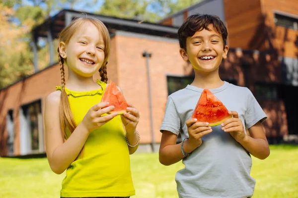 Szczęśliwe dzieci jedzenie arbuza dojrzałe — Zdjęcie stockowe