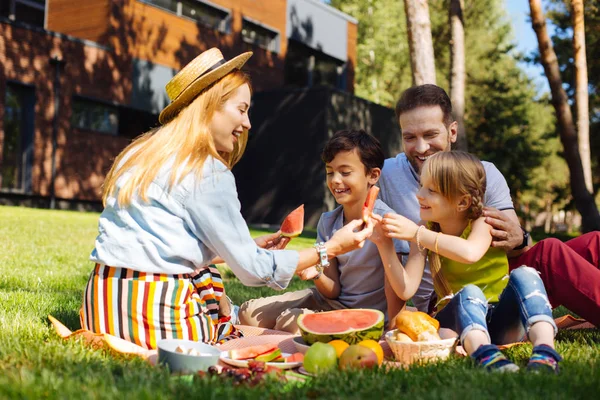 Alerta madre teniendo un picnic con su familia — Foto de Stock