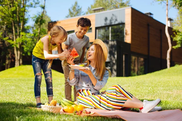 Birtoklás egy piknik a családjával tartalom anya — Stock Fotó