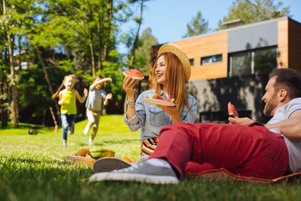 Alerta a los padres relajándose al aire libre —  Fotos de Stock