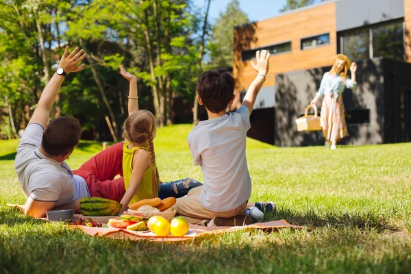 Amare i bambini che salutano la loro mamma — Foto Stock