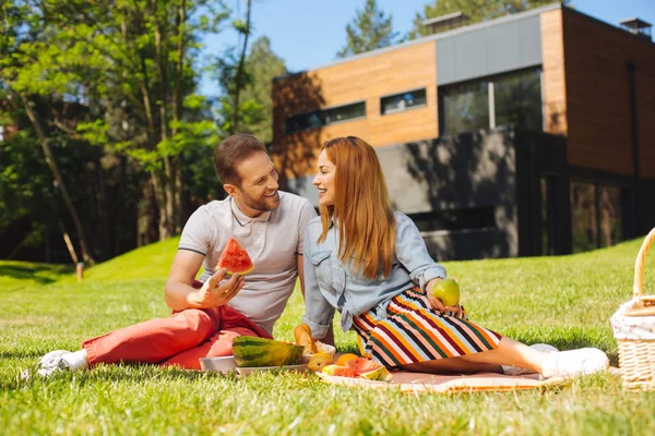 Bonne Humeur Agréable Homme Barbu Tenant Pastèque Parlant Avec Femme — Photo