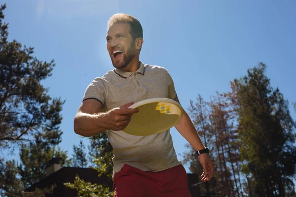 Homem exuberante brincando ao ar livre — Fotografia de Stock