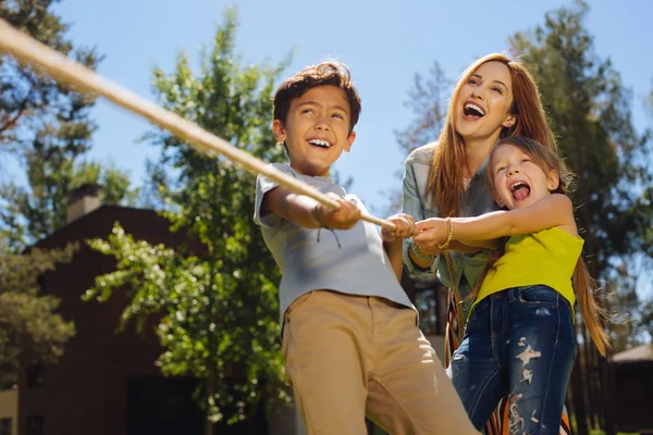 Alegre madre haciendo una cuerda tirando — Foto de Stock