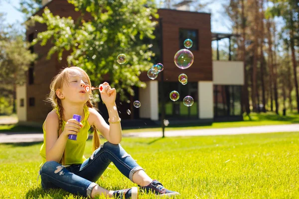 Oznámení dívka foukání mýdlové bubliny — Stock fotografie