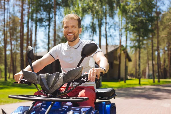 Glücklicher Mann sitzt auf einem ATV — Stockfoto