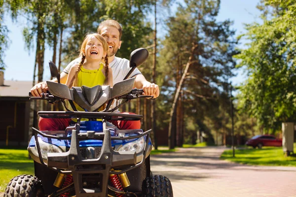 Fille exubérante conduite de VTT avec son papa — Photo