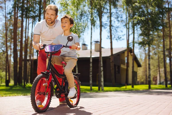Τρυφερός μπαμπάς διδάσκει τον γιο του να βόλτα με το ποδήλατο — Φωτογραφία Αρχείου