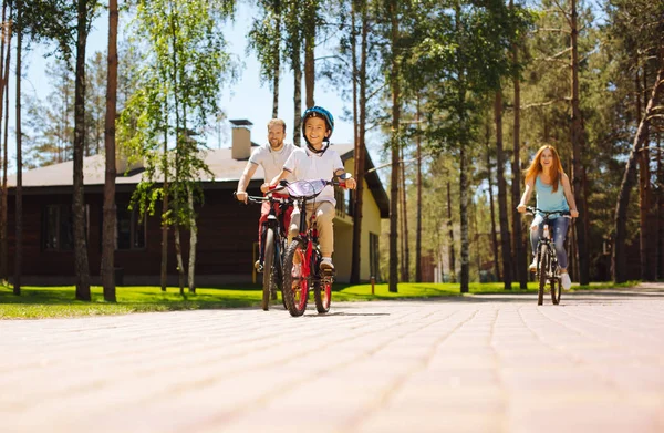 Happy family riding bikes together — Stock Photo, Image