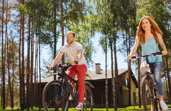 Inspirado familia montar en bicicleta juntos — Foto de Stock