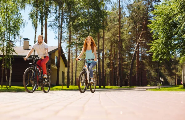 Glad familj ridning cyklar tillsammans — Stockfoto